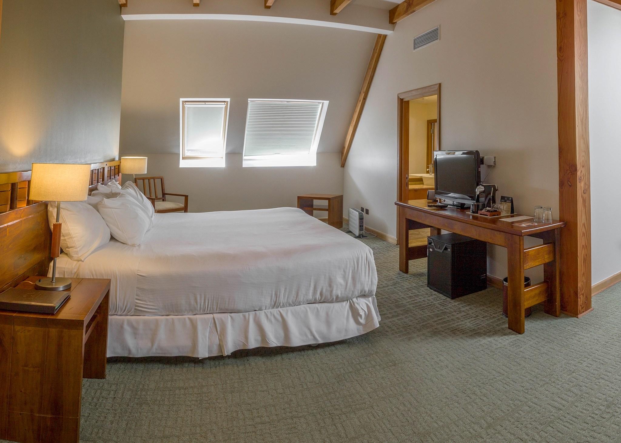 Wyndham Puerto Varas Pettra Εξωτερικό φωτογραφία A room at the Inn at the Opera