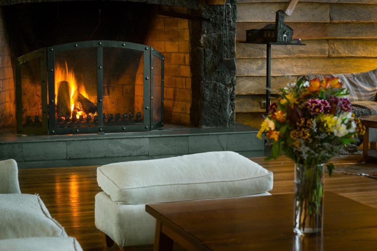 Wyndham Puerto Varas Pettra Εξωτερικό φωτογραφία The fireplace at the Lodge at Blue Hill