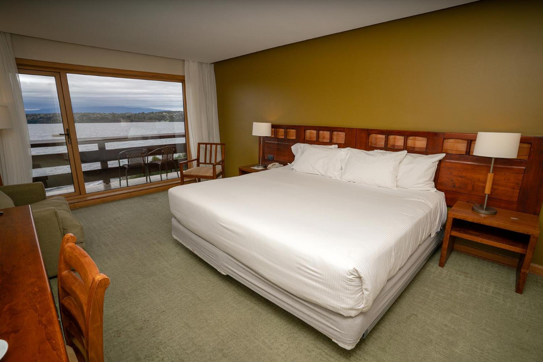 Wyndham Puerto Varas Pettra Εξωτερικό φωτογραφία A bedroom at the lodge