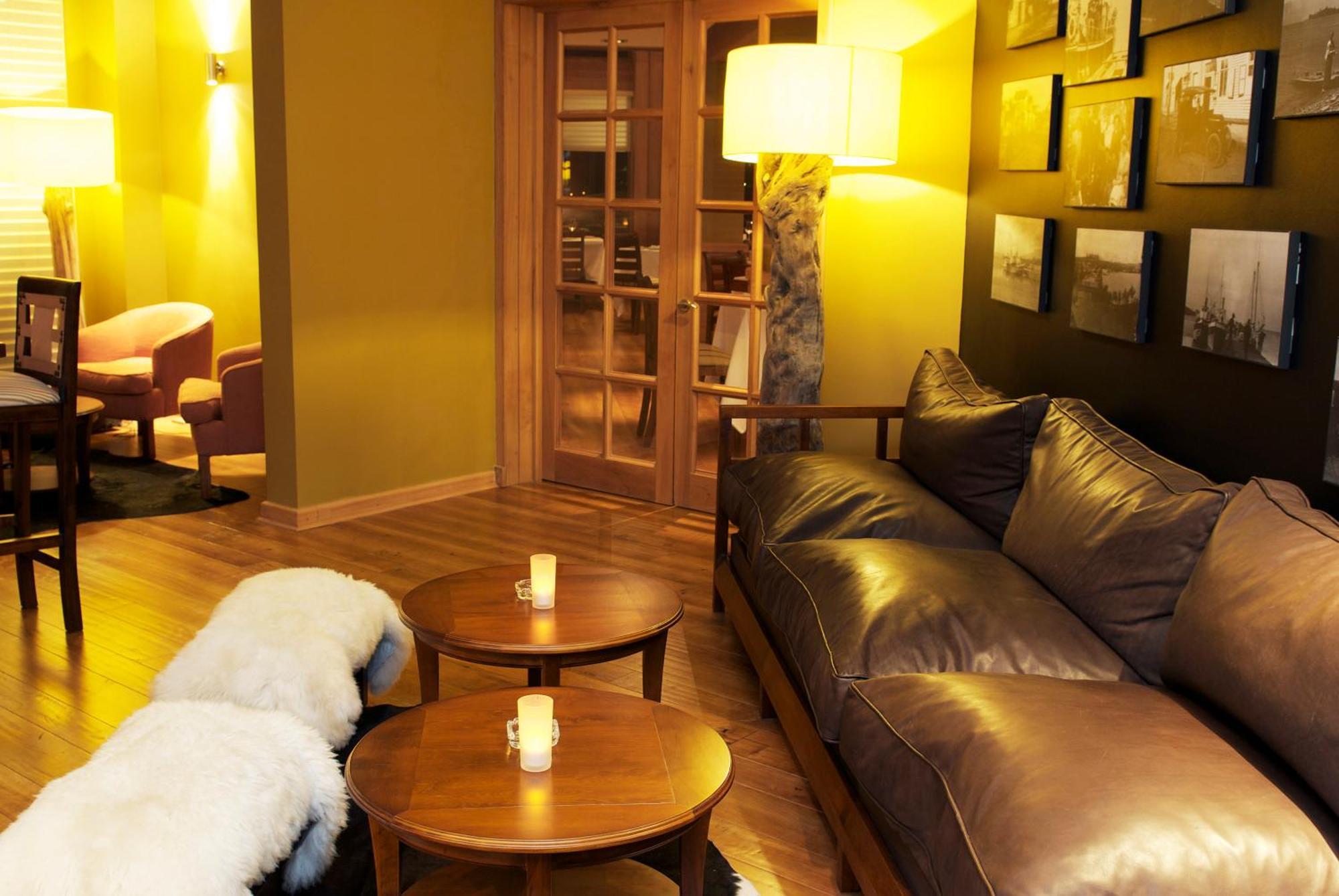 Wyndham Puerto Varas Pettra Εξωτερικό φωτογραφία The interior of the lounge