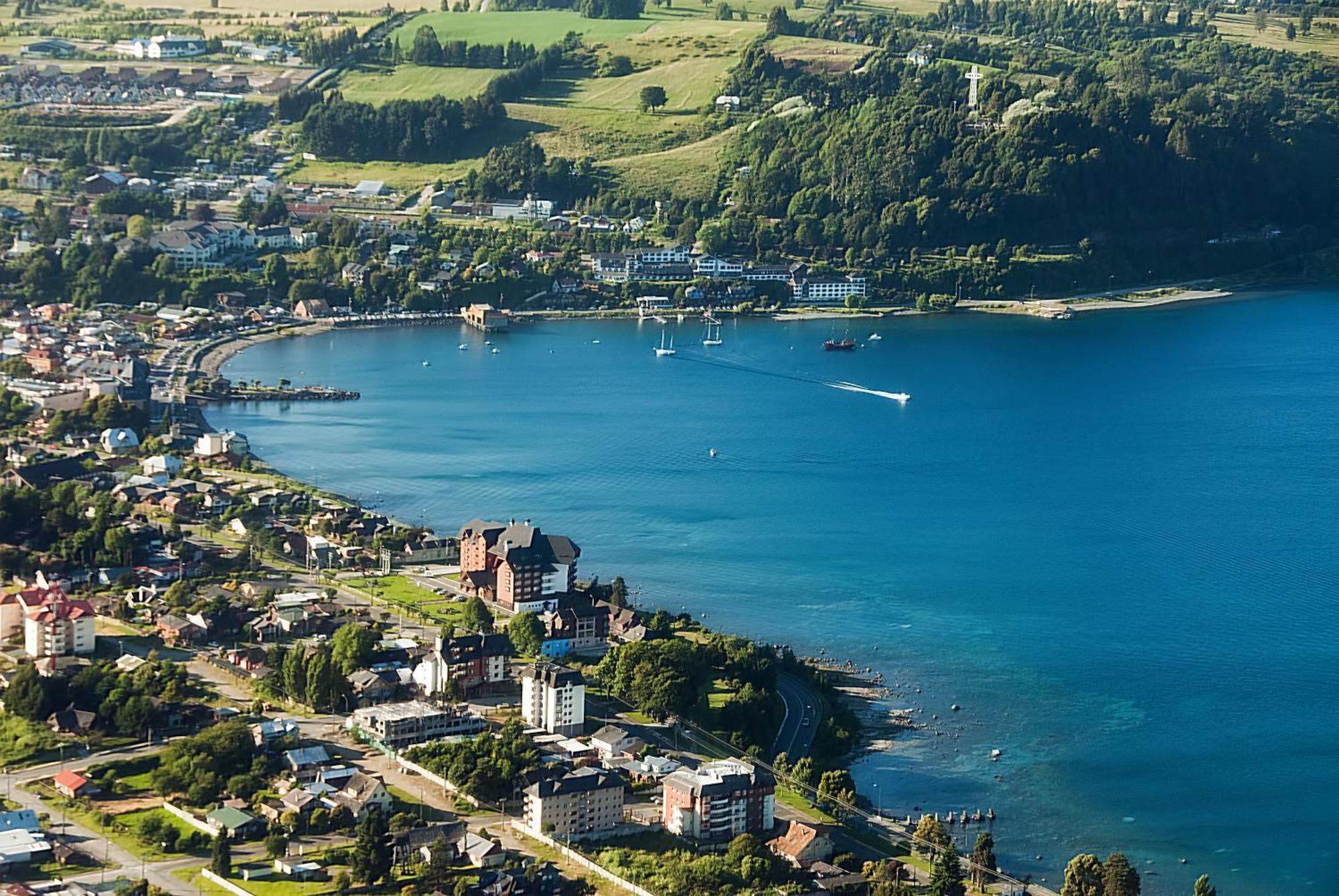 Wyndham Puerto Varas Pettra Εξωτερικό φωτογραφία Aerial view of the town