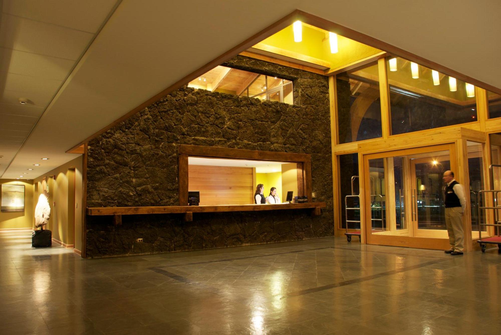 Wyndham Puerto Varas Pettra Εξωτερικό φωτογραφία The lobby of the hotel