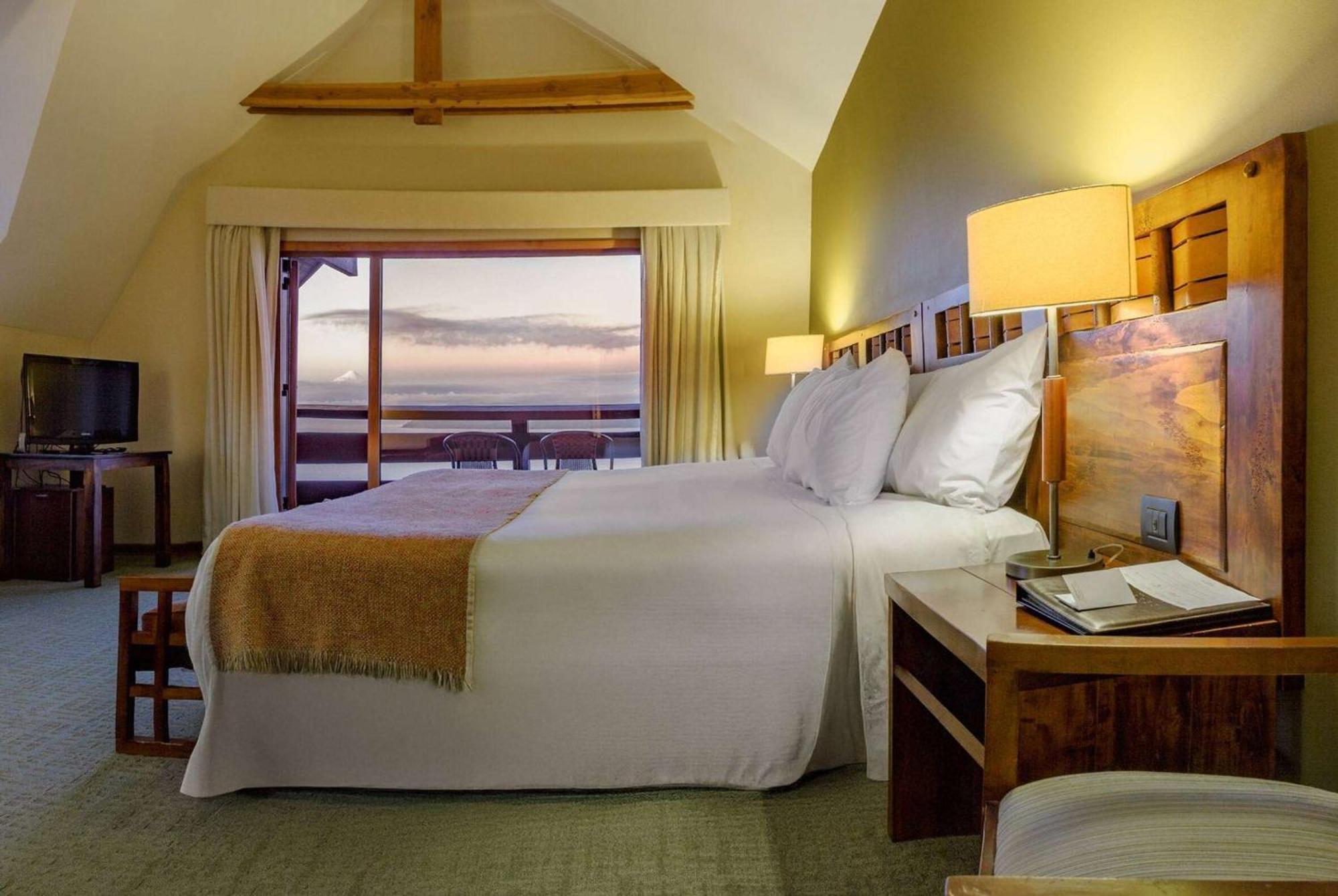 Wyndham Puerto Varas Pettra Εξωτερικό φωτογραφία A bedroom at the lodge
