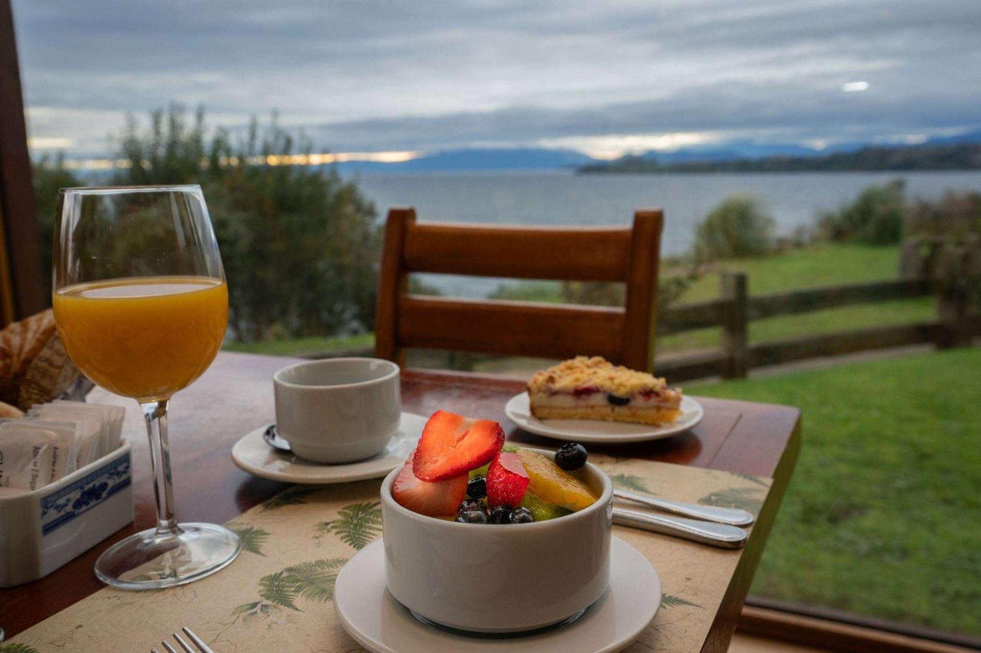 Wyndham Puerto Varas Pettra Εξωτερικό φωτογραφία Breakfast at the Lake House
