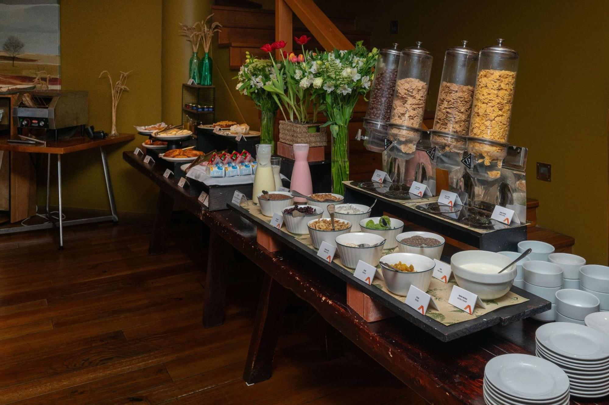 Wyndham Puerto Varas Pettra Εξωτερικό φωτογραφία A breakfast buffet