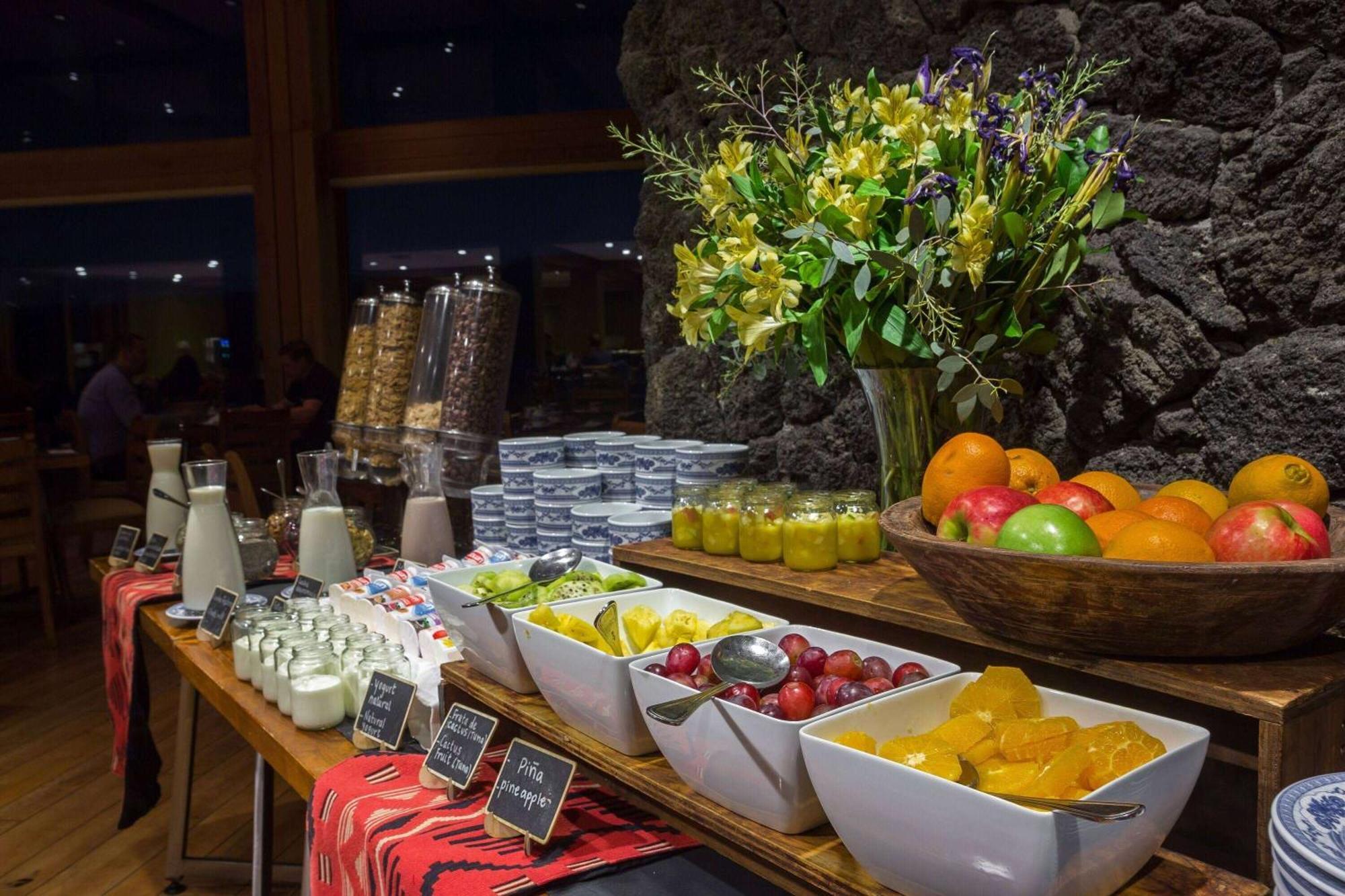 Wyndham Puerto Varas Pettra Εξωτερικό φωτογραφία A breakfast buffet