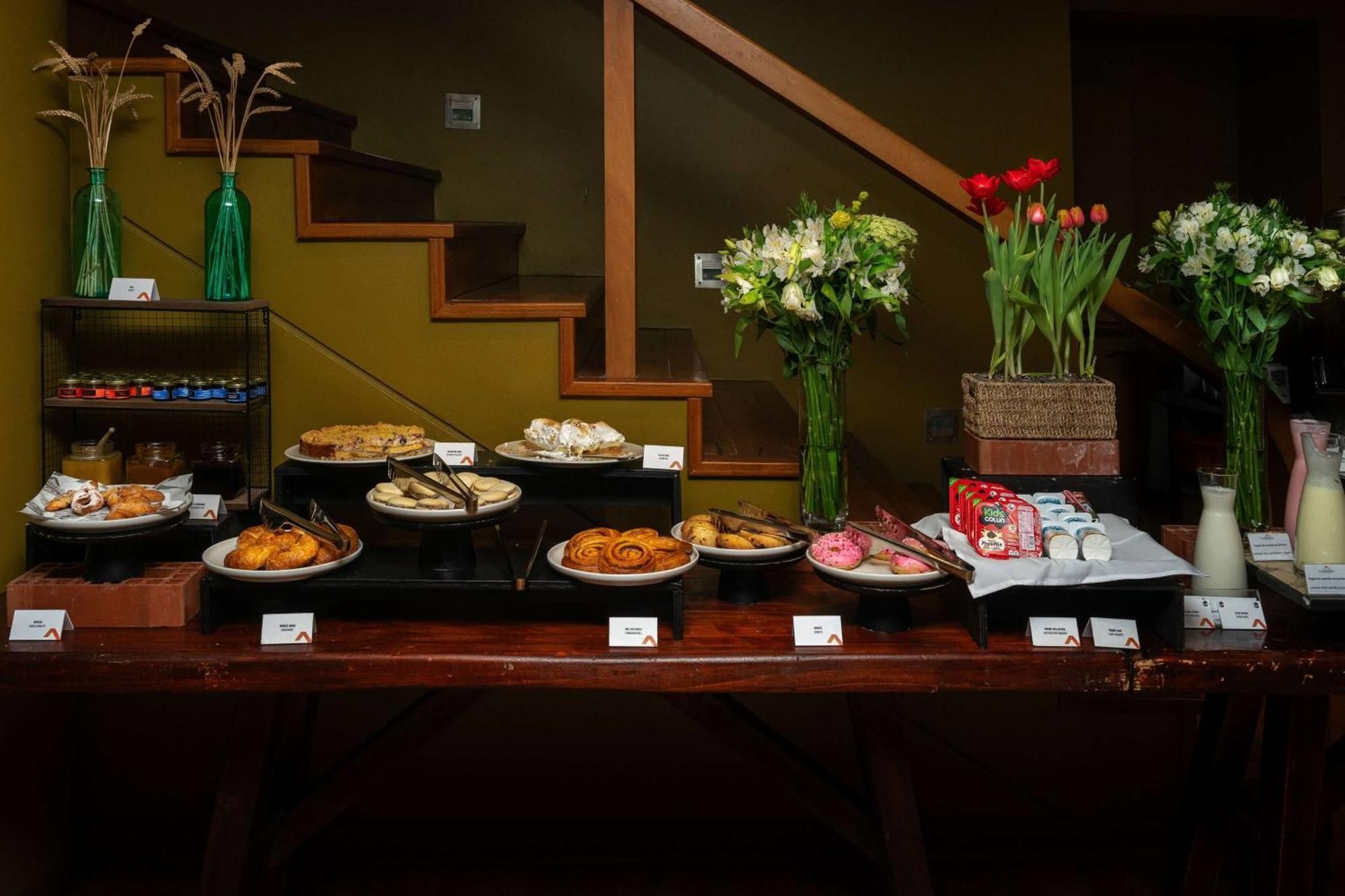 Wyndham Puerto Varas Pettra Εξωτερικό φωτογραφία A dessert table at a wedding reception