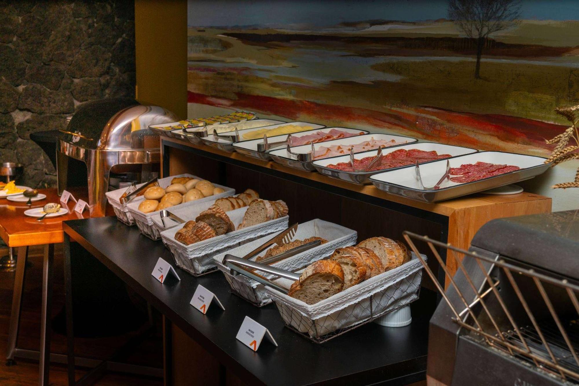 Wyndham Puerto Varas Pettra Εξωτερικό φωτογραφία A buffet at a hotel