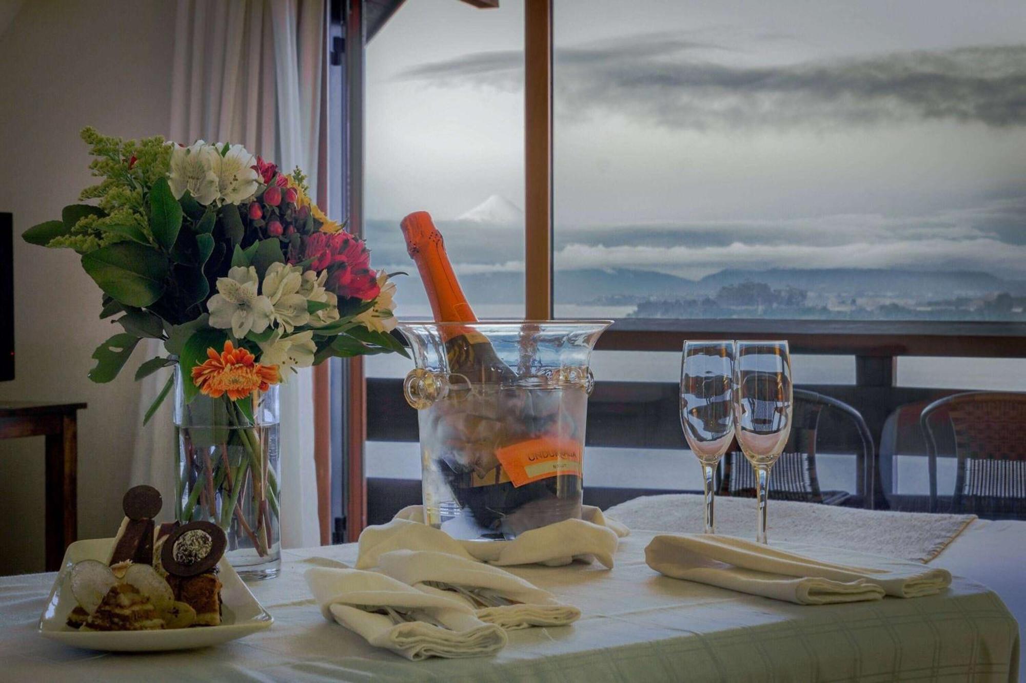 Wyndham Puerto Varas Pettra Εξωτερικό φωτογραφία A bottle of champagne in a cooler
