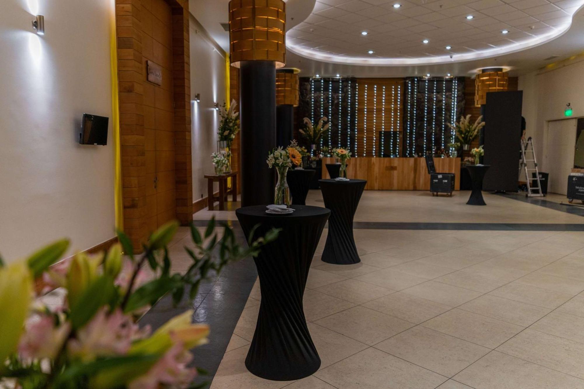 Wyndham Puerto Varas Pettra Εξωτερικό φωτογραφία The foyer of the main auditorium