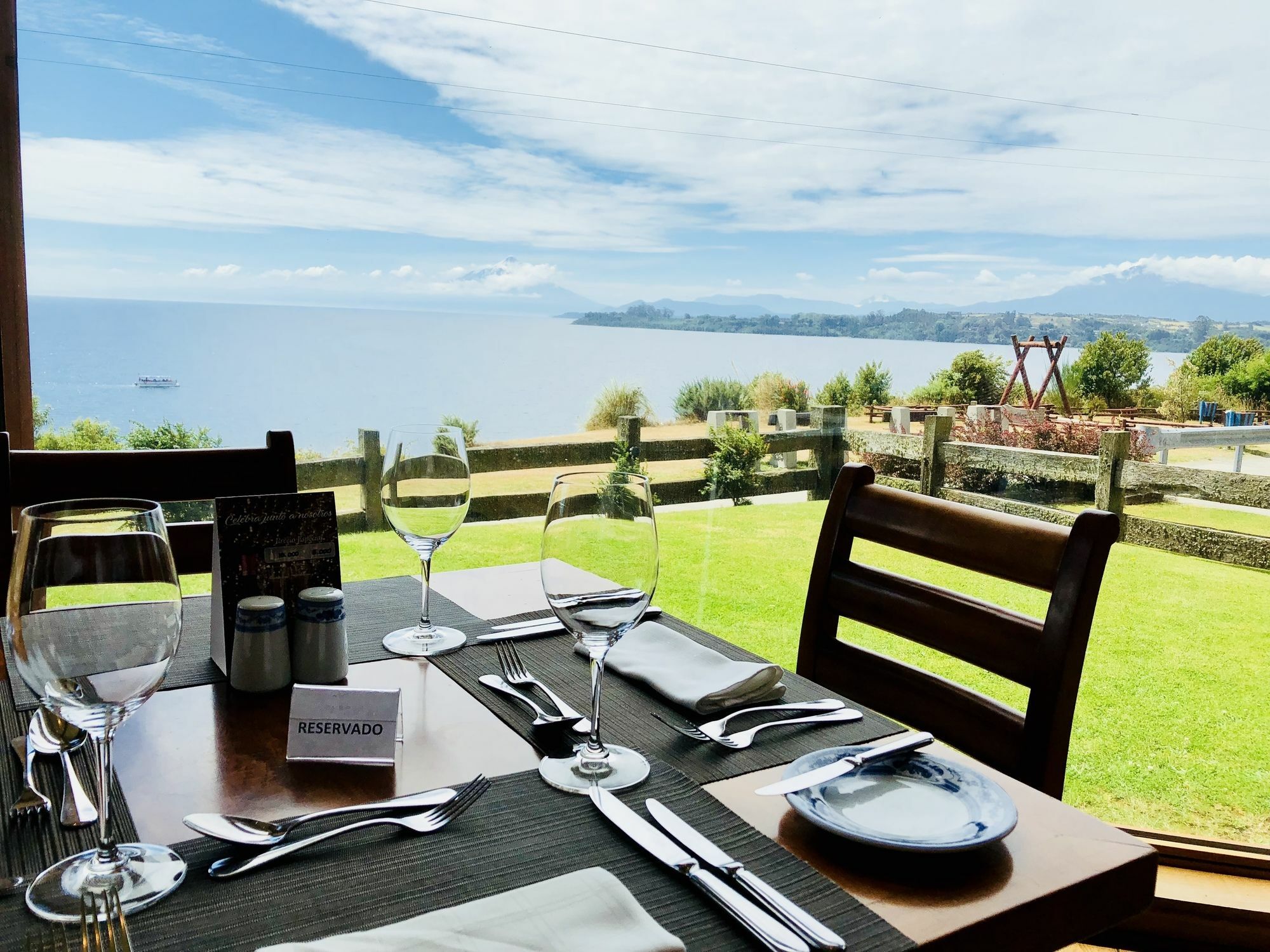 Wyndham Puerto Varas Pettra Εξωτερικό φωτογραφία Restaurant in the hotel